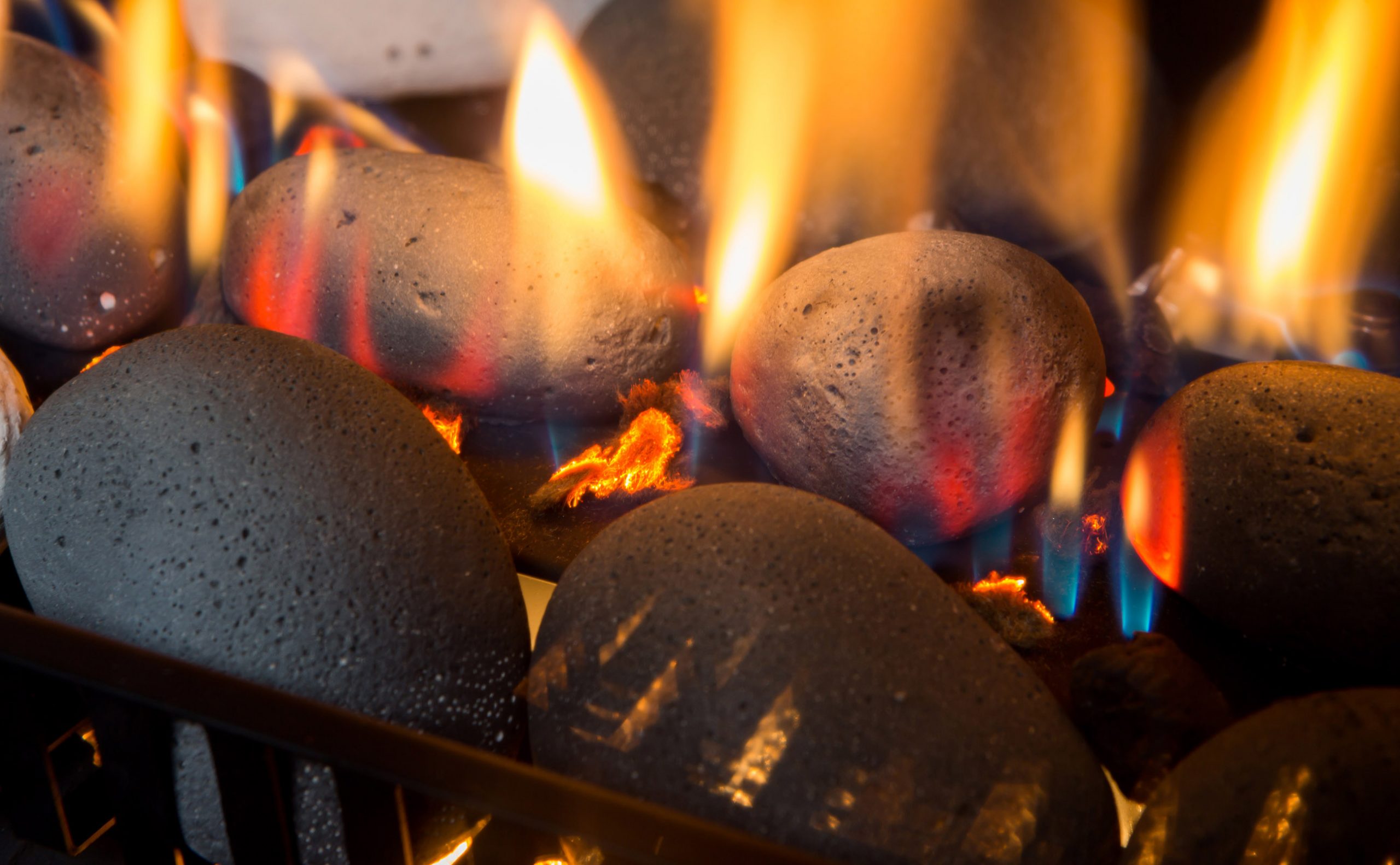 650-750-Gas-Fire-Ember-details-Pebble-Stones-Close-Up-7-scaled