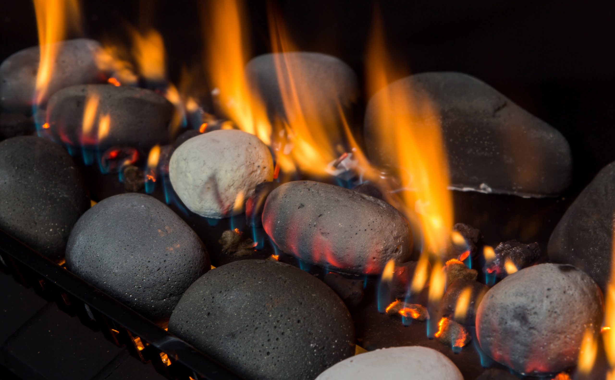 650-750-Gas-Fire-Ember-details-Pebble-Stones-Close-Up-9-scaled